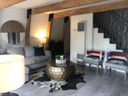 Maison Solange-Red Barn Farmhouse Style- Moonridge in Big Bear Lake, USA