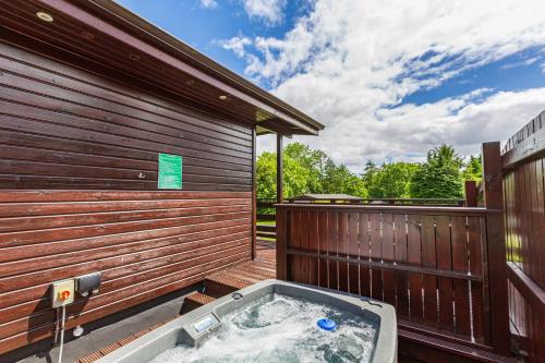 Bluebell Lodge 9 with Hot Tub - Chalet - Newton Stewart