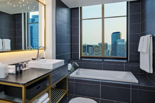 Wow, Suite, 1 King, City view