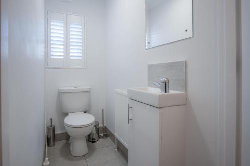 Two-Bedroom House image 9