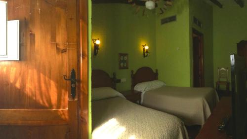 Double or Twin Room image 5