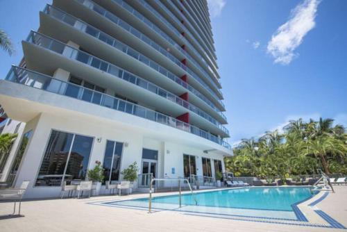 Deluxe Beachwalk Resort Oasis w Olympic Pool n Gym in Hallandale Beach, USA