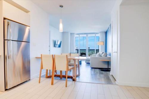 Deluxe Beachwalk Resort Oasis w Olympic Pool n Gym in Hallandale Beach, USA