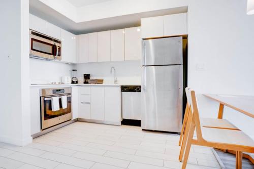 Deluxe Beachwalk Resort Oasis w Olympic Pool n Gym in Hallandale Beach, USA