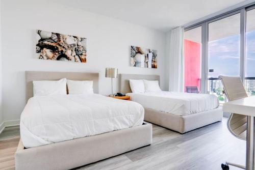 Deluxe Beachwalk Resort Oasis w Olympic Pool n Gym in Hallandale Beach, USA