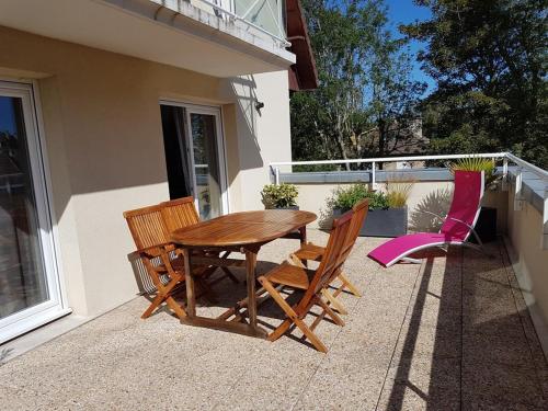 . Bel appartement central avec piscine chauffée, balcon et terrasse - 3 pièces, 70m², parking inclus - FR-1-465-9