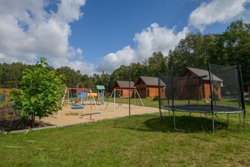 . Całoroczny Domek Sosenka 1-5 z 2 sypialniami, aneksem, łazienka i salon