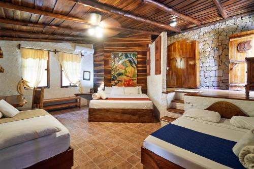 1 king bed, 1 double bed, 1 twin bed