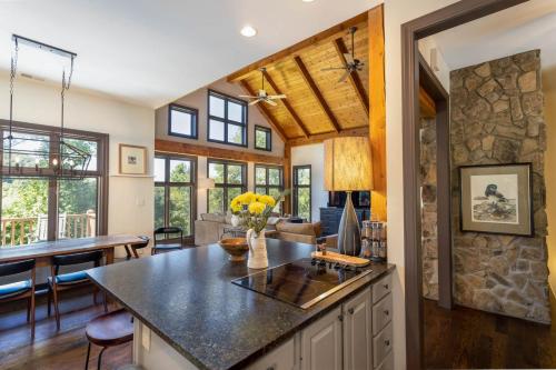 Evergreen Cottage in Blowing Rock, USA
