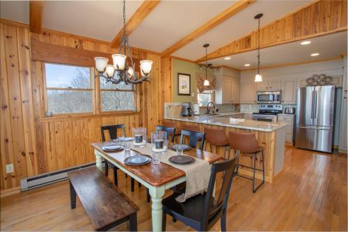 Grandview Summit Cabin in Boone, USA