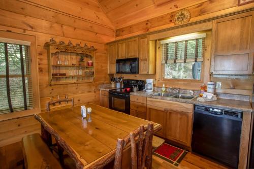 Hidden Falls Cabin in Beech Mountain, USA