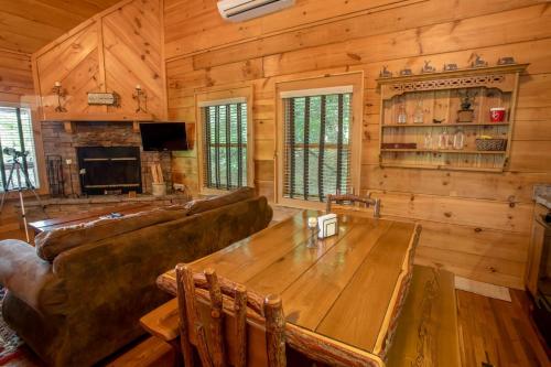 Hidden Falls Cabin in Beech Mountain, USA