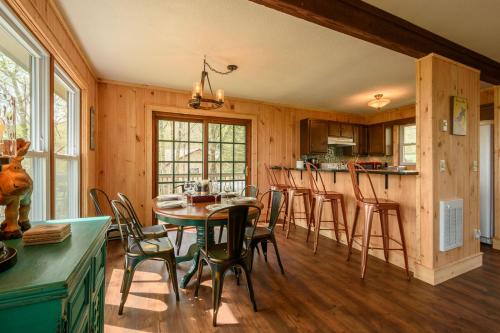 Mountain Stay Chalet in Beech Mountain, USA