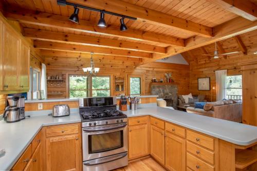 Sleepy Valley Hideaway in Boone, USA