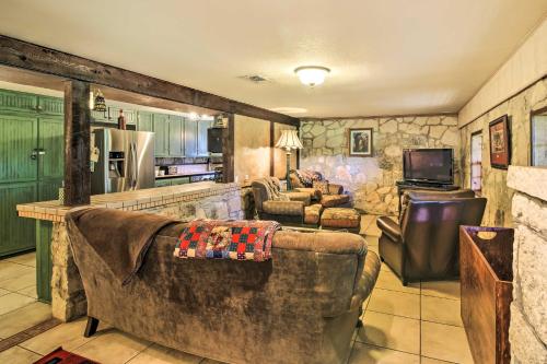 Scenic Cottage with Views 17 mi to San Antonio! - image 13