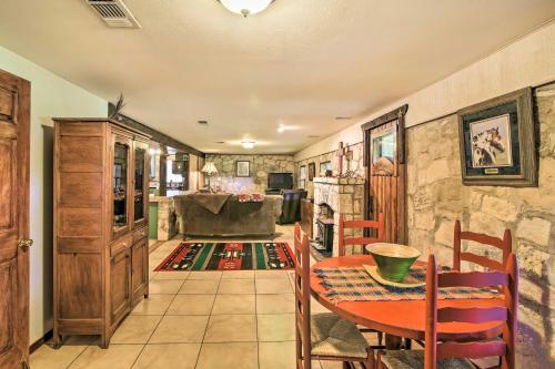 Scenic Cottage with Views 17 mi to San Antonio! - image 8