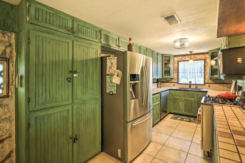 Scenic Cottage with Views 17 mi to San Antonio! - image 11
