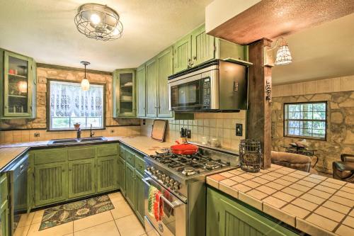 Scenic Cottage with Views 17 mi to San Antonio! - image 12