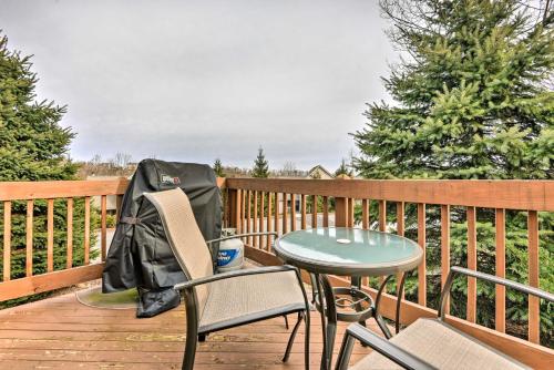 Tannersville Cozy Home with Deck, 1 Mi to Camelback!