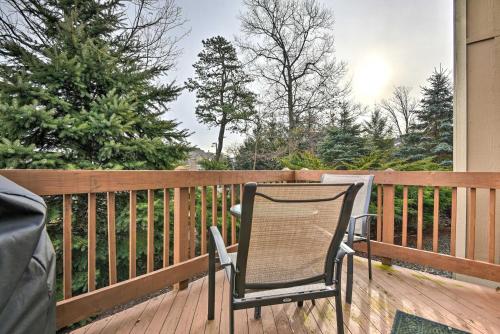 Tannersville Cozy Home with Deck, 1 Mi to Camelback!