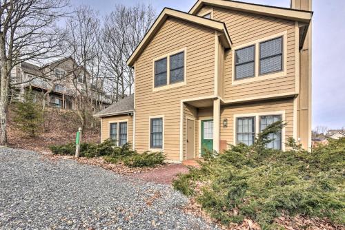 Tannersville Cozy Home with Deck, 1 Mi to Camelback!