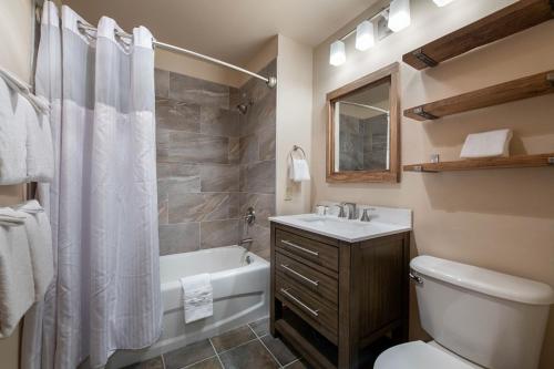Secluded Condo with Corridor Ski Trail View - Zephyr Mountain Lodge Premium Unit 1201 condo in Winter Park, USA