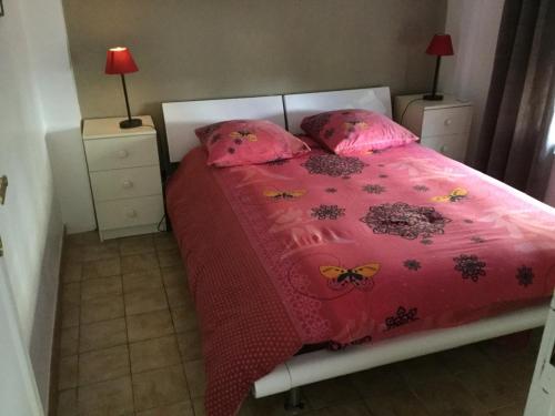Appartement fond de jardin rez-de-chaussée (Appartement fond de jardin rez-de-chaussee) in ปาแลโซ