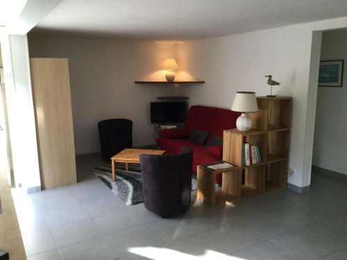 Appartement fond de jardin rez-de-chaussée (Appartement fond de jardin rez-de-chaussee) in ปาแลโซ