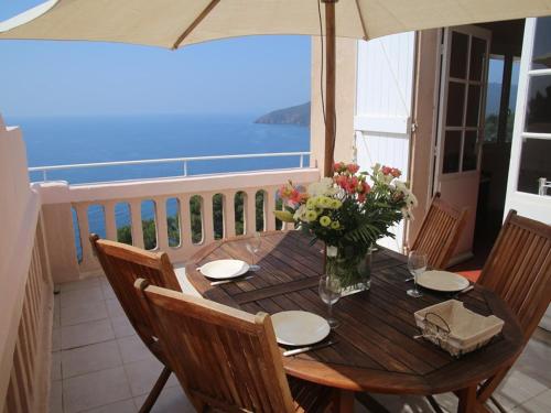Apartment (5 Adults) room in Appartement T3 75m² 2 terrasses avec accès direct aux calanques WIFI parking privatif - FR-1-100-147