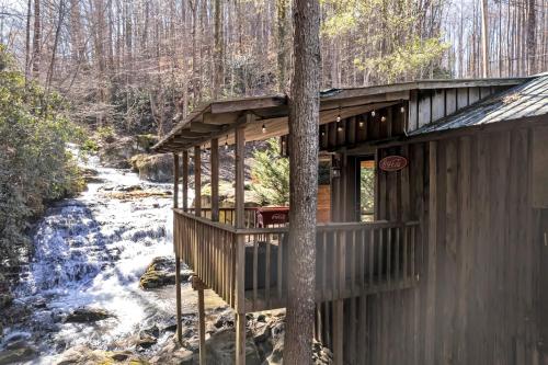 Ed's Mill 2-bedroom 1 bath - private 36-acre resort with 6 homes amazing waterfall