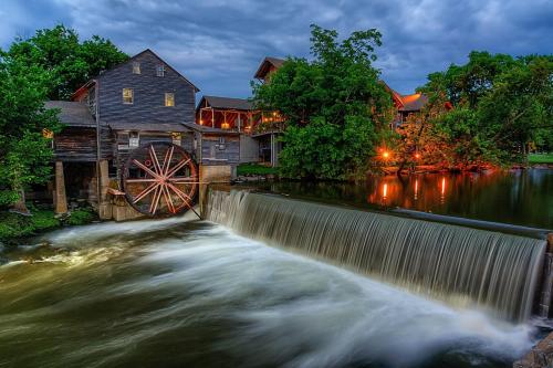 Ed's Mill 2-bedroom 1 bath - private 36-acre resort with 6 homes amazing waterfall