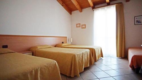 4 twin beds