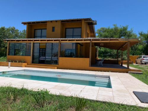 Las Tres Rosas Casa de Campo in Barrio Cerrado Causana