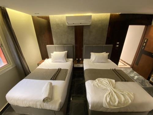 Twin room, pyramid view, balcony