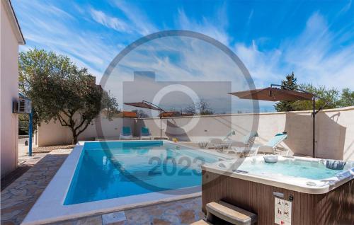 Awesome Home In Tinj With Jacuzzi - Location saisonnière - Tinj