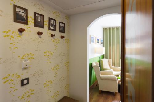 Double Room with Queen Bed and View to a calm street