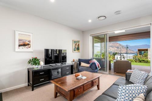 Lake Vista Retreat - Wanaka Holiday Home - image 2