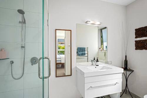 Lake Vista Retreat - Wanaka Holiday Home - image 3