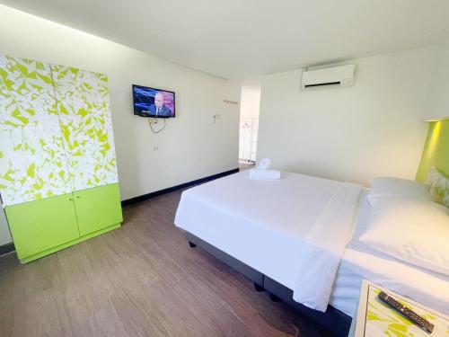 4 twin beds
