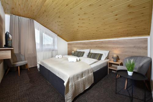 2 twin beds