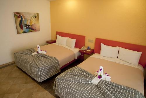 43243579 Hotel Los Patios