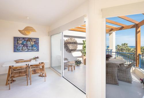 Calmaliving Seaside apartments with pool 2