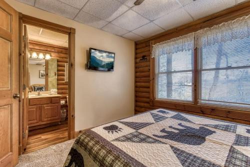 ER92 - Virginia's Villa - Great location! Close to all the action! cabin - image 12