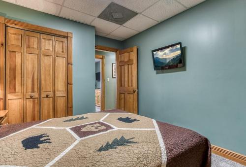 ER92 - Virginia's Villa - Great location! Close to all the action! cabin - image 6