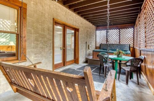 ER92 - Virginia's Villa - Great location! Close to all the action! cabin - image 14