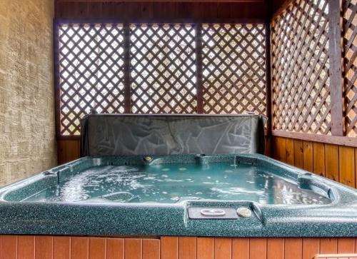 ER92 - Virginia's Villa - Great location! Close to all the action! cabin - image 13
