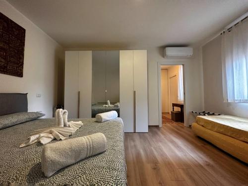 Extravaganza Room and Suite Apartment City Center 5