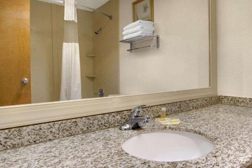 Days Inn by Wyndham Fayetteville-South/I-95 Exit 49 - image 10