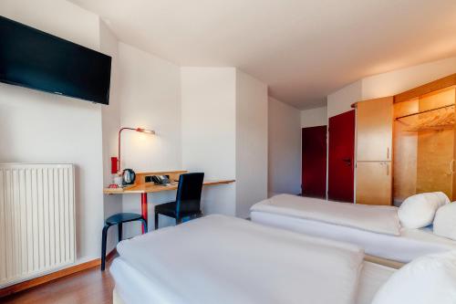 2 twin beds