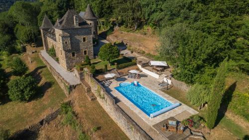 B&B Bassignac-le-Bas - Château de Chauvac - Chambres et table d'hôtes avec vue sur la rivière - Bed and Breakfast Bassignac-le-Bas